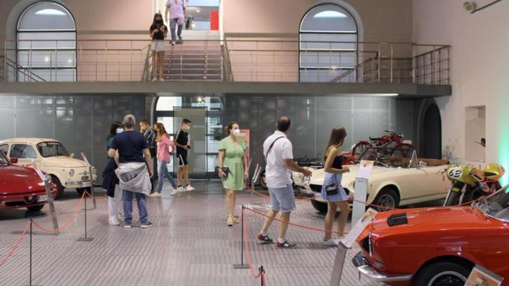 El público visita el Museo de Historia de la Automoción