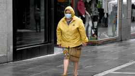 Una mujer pasea por Santa Clara en Zamora mientras llueve