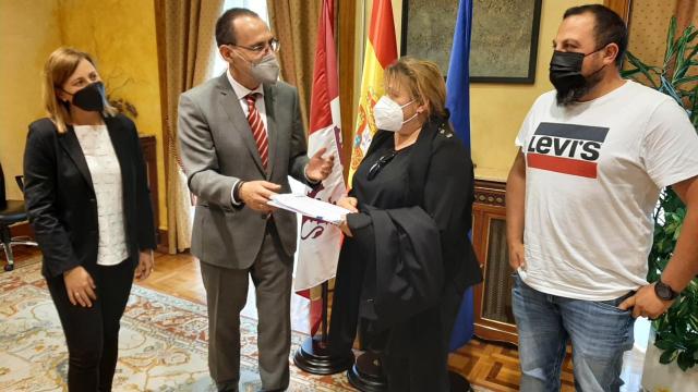 El subdelegado del Gobierno en Zamora, Ángel Blanco con la alcaldesa de Villanueva de Valrojo, Belén Martín