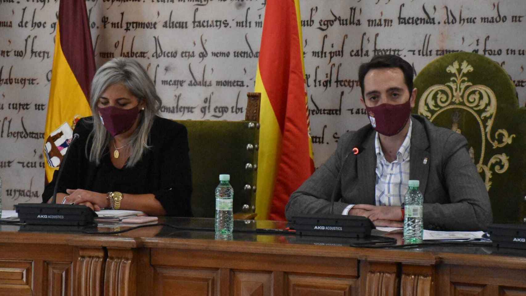 El alcalde de Benavente, Luciano Huerga y la concejal Patricia Martín, en el salón de plenos