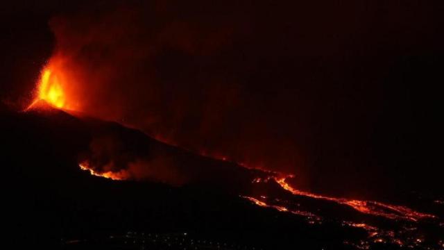 El grosor del magma expulsado al exterior es ahora menor respecto al de otros días.