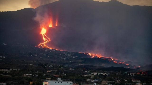 El volcán Cumbre Vieja expulsando lava y piroclasto, desde la montaña de La Lagunas.