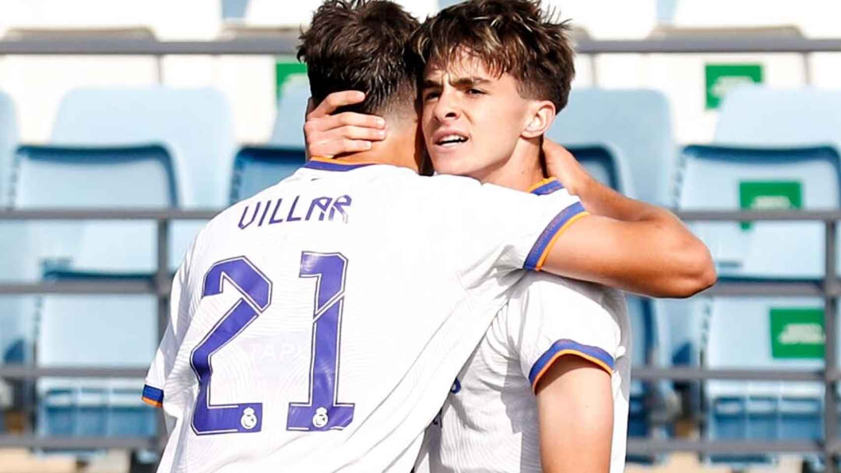 Bruno Iglesias y Javi Villar celebran un gol del Juvenil A del Real Madrid en la UEFA Youth League 2021/2022