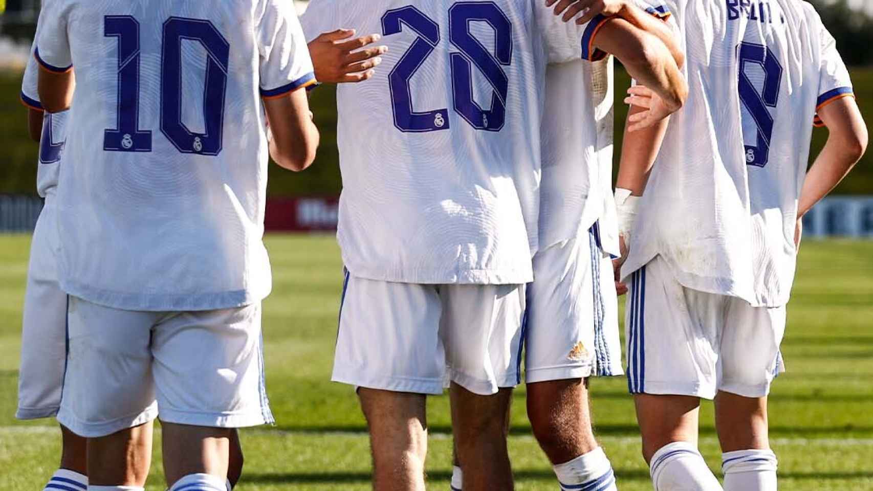 Julen Jon Guerrero celebra con sus compañeros del Juvenil A del Real Madrid su gol