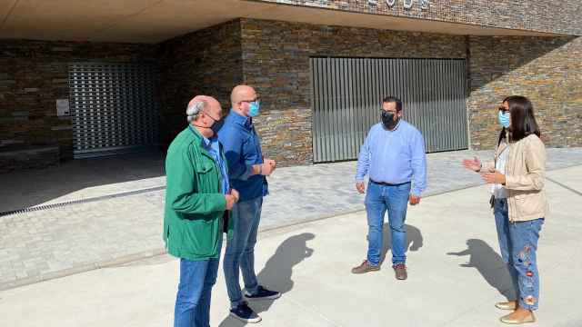 Castillo, Patricio, Latre y Pascual en la entrada del nuevo centro de salud de Alcolea del Pinar (Guadalajara)