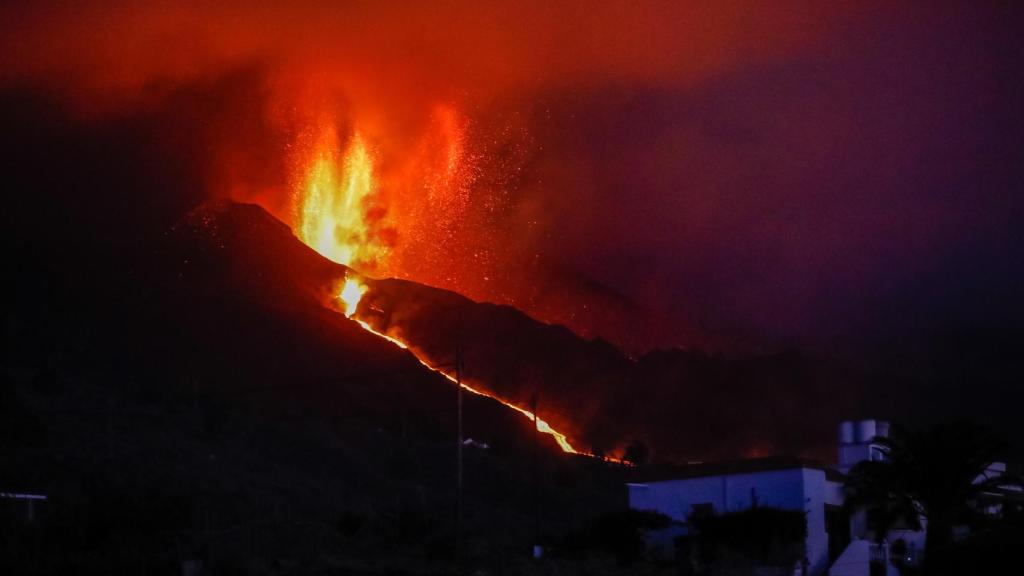 El volcán de Cumbre Vieja en erupción. EP