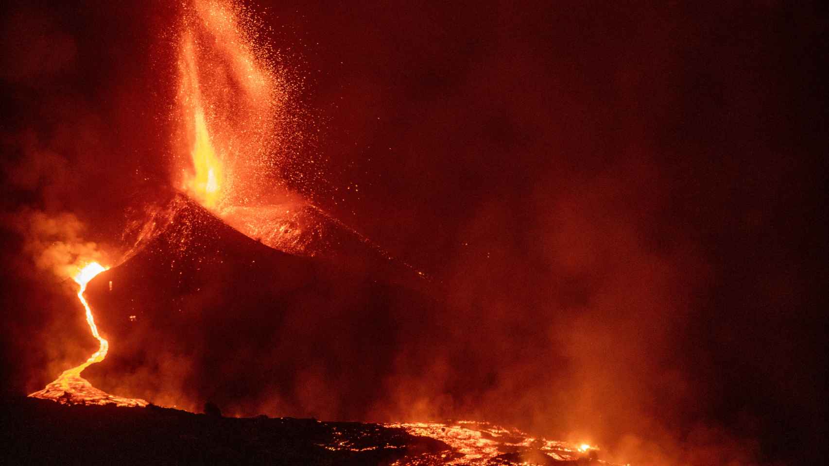 La nueva colada de lava del volcán de Cumbre Vieja. EP