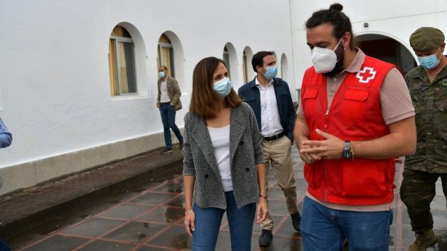 La ministra de Derechos Sociales, Ione Belarra, durante su visita a los trabajadores públicos en la erupción de La Palma.