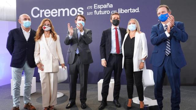 Pablo Casado y Alfonso Fernández Mañueco junto a Marimar Blanco y el resto de intervinientes en la primera mesa de la Convención Nacional del PP en Valladolid