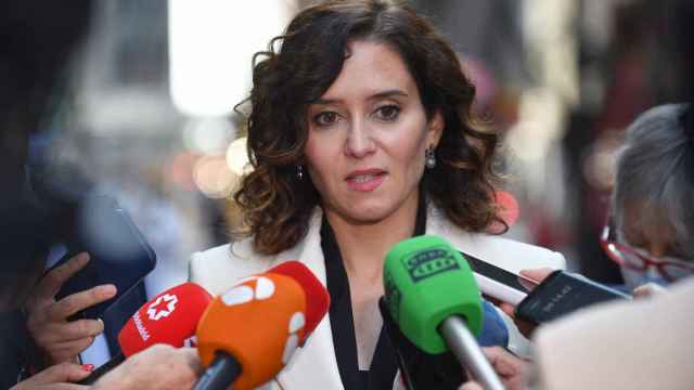 La presidenta de la Comunidad de Madrid, Isabel Díaz Ayuso, ofrece declaraciones a los medios en la zona de la Quinta Avenida, en Nueva York.