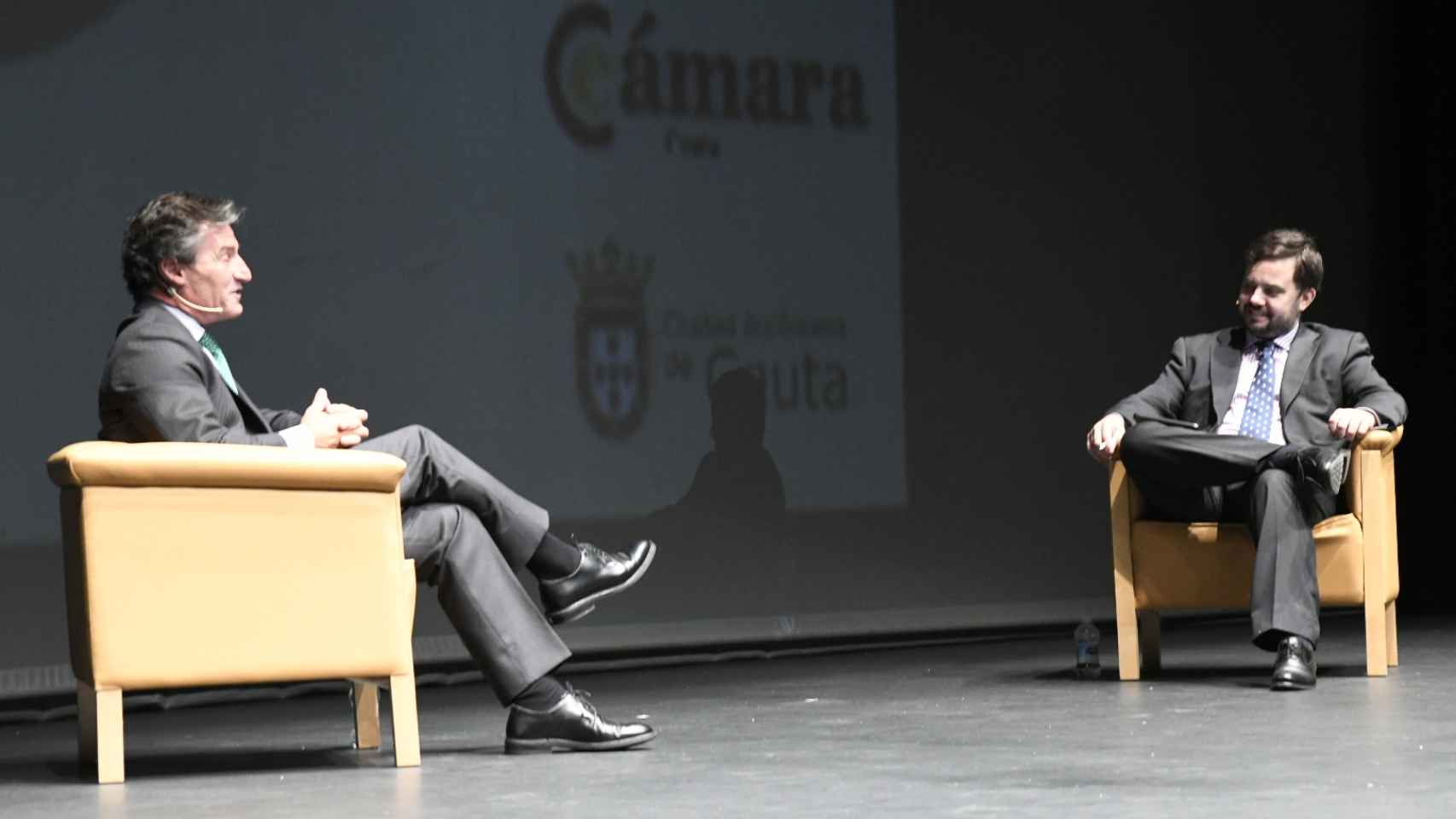 Federico Linares, presidente de EY, durante su conversación con  Arturo Criado, subdirector de Invertia, en la primera jornada del Foro Económico Español 'Presente y futuro de Ceuta, su desarrollo empresarial'.