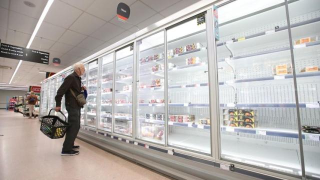 Un supermercado inglés con las neveras prácticamente vacías.