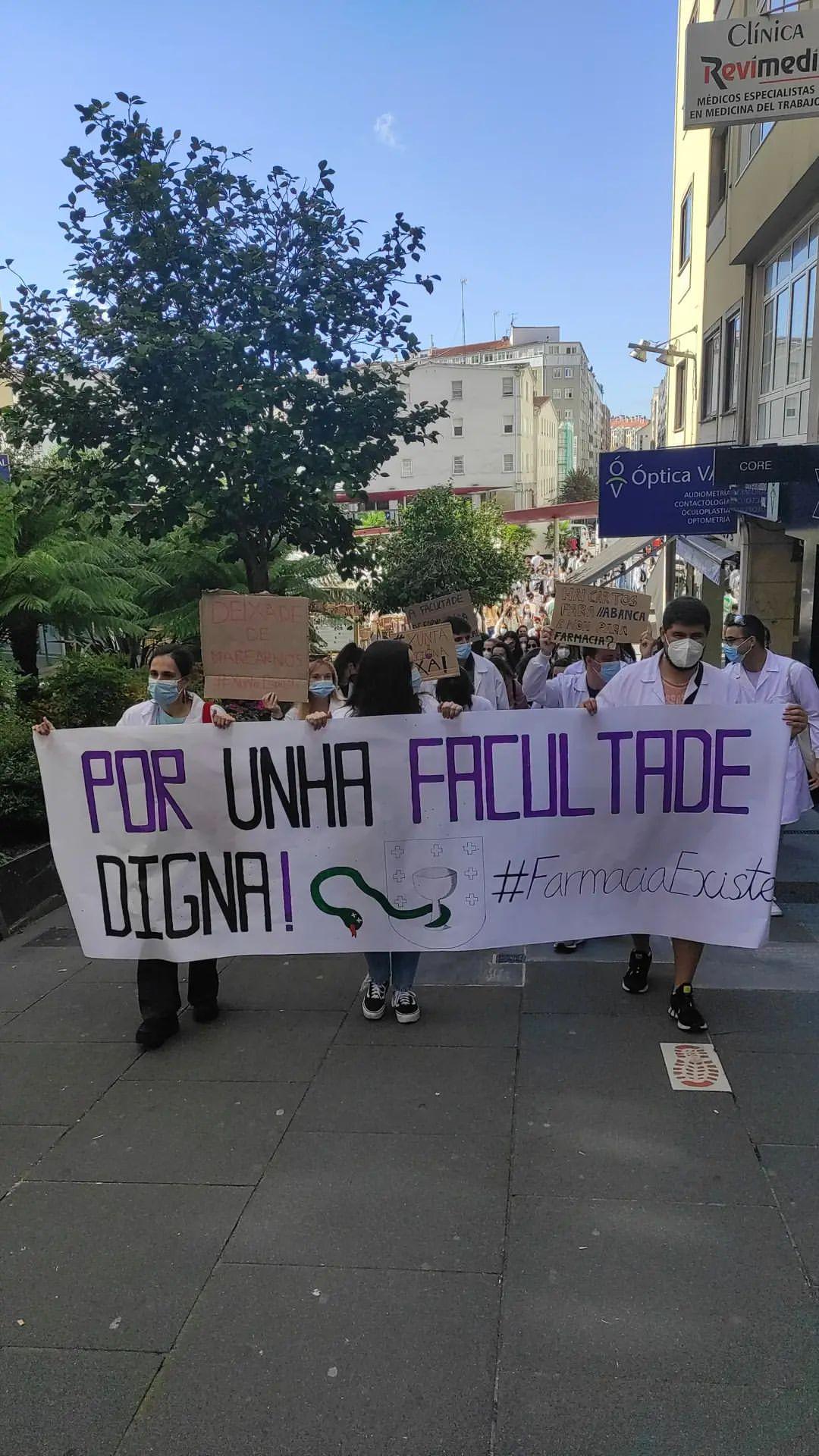 La manifestación de estudiantes y profesores de Farmacia de la USC (AAF).