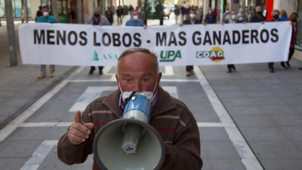 Una protesta de ganaderos ante la prohibición de cazar lobos.