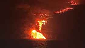 El momento en el que la colada de lava llega al mar.