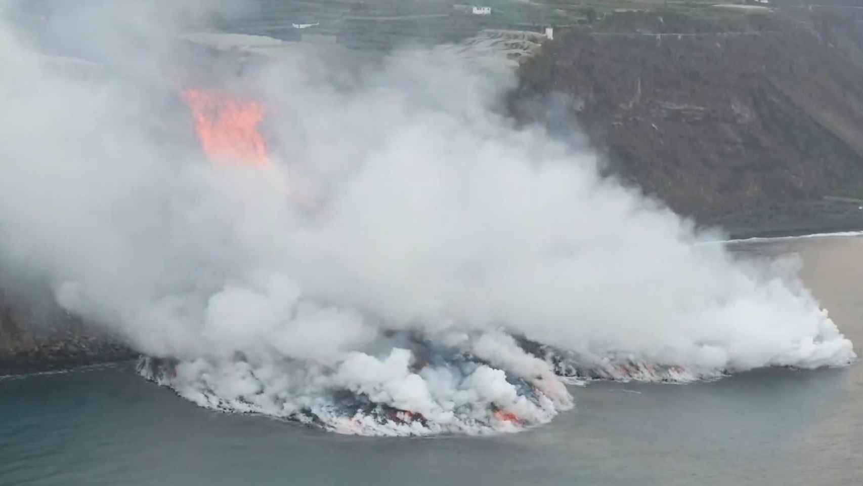 La lava llega al mar. Reuters