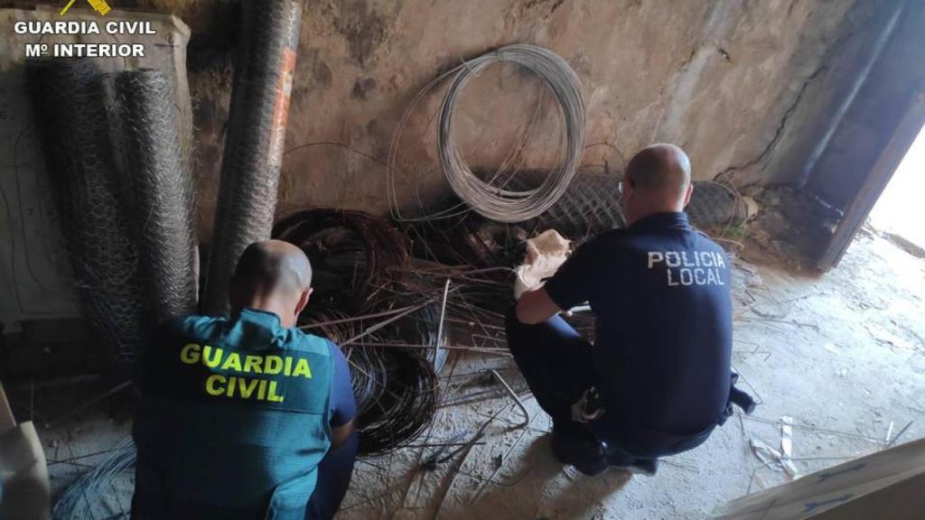 Detenidos por robar 7.000 metros del vallado metálico de los viñedos de Monforte del Cid