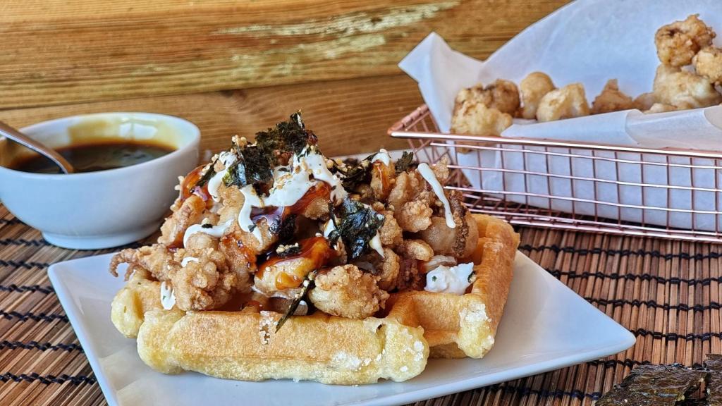 Gofres con calamares fritos y aliños japoneses, una opción de gofres salados