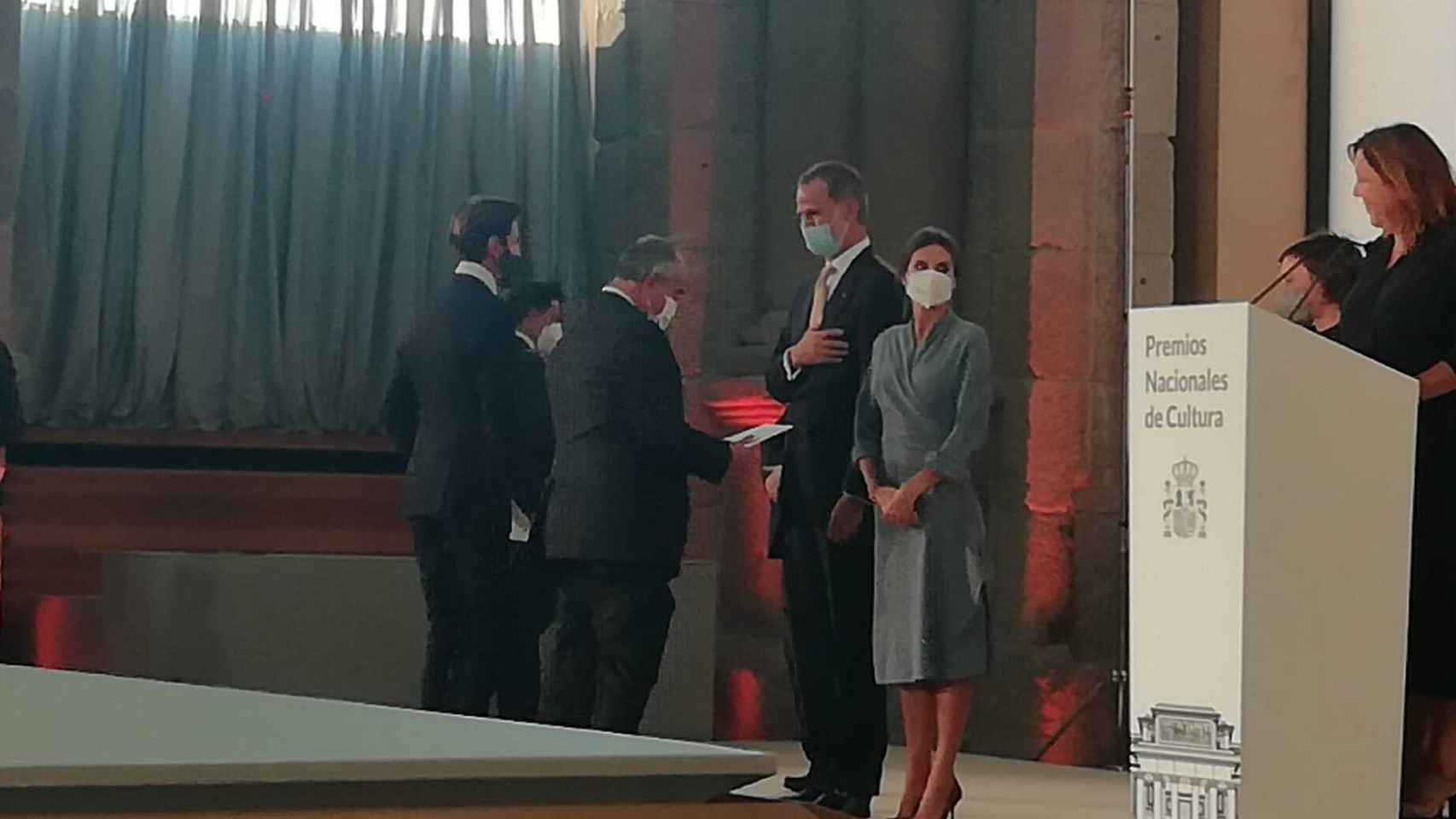 Jesús Hijosa, alcalde de Villaseca de la Sagra (Toledo), recogiendo el premio de manos del Rey Felipe VI