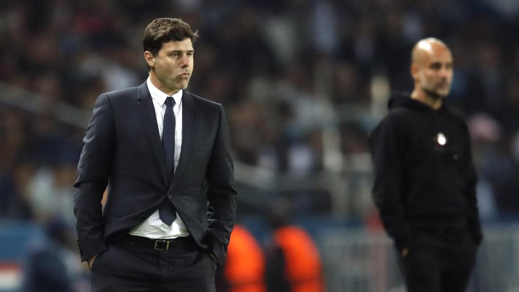 Pochettino dando indicaciones en la banda de PSG