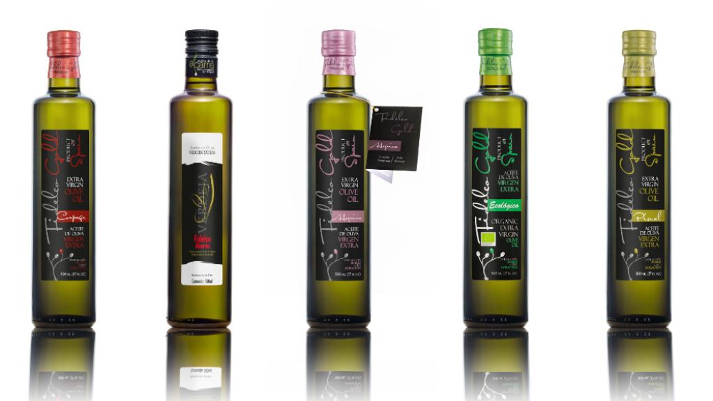 Los aceites de oliva 'premium' de Fidelco. El primero y el tercero por la izquierda, los premiados.