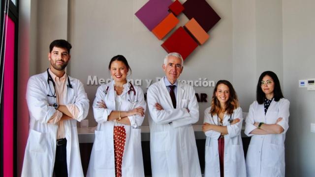 El cardiólogo toledano Luis Rodríguez Padial junto a su equipo médico.