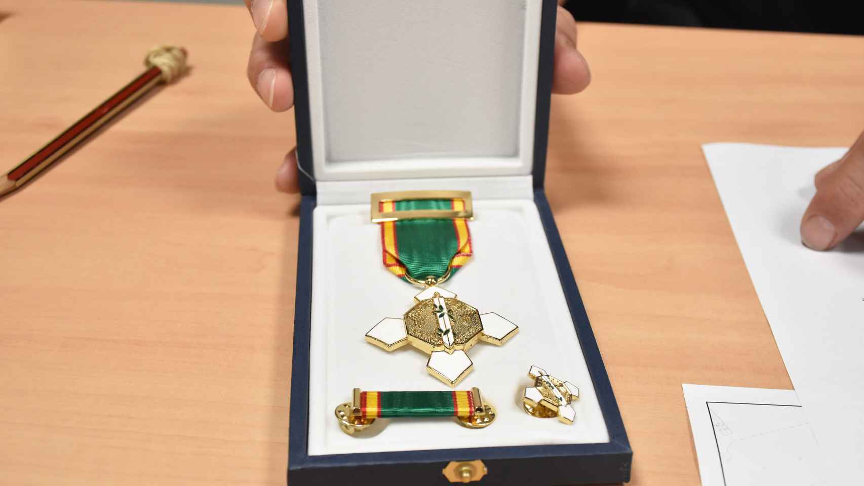 La medalla entregada al inspector Ayuso el pasado viernes