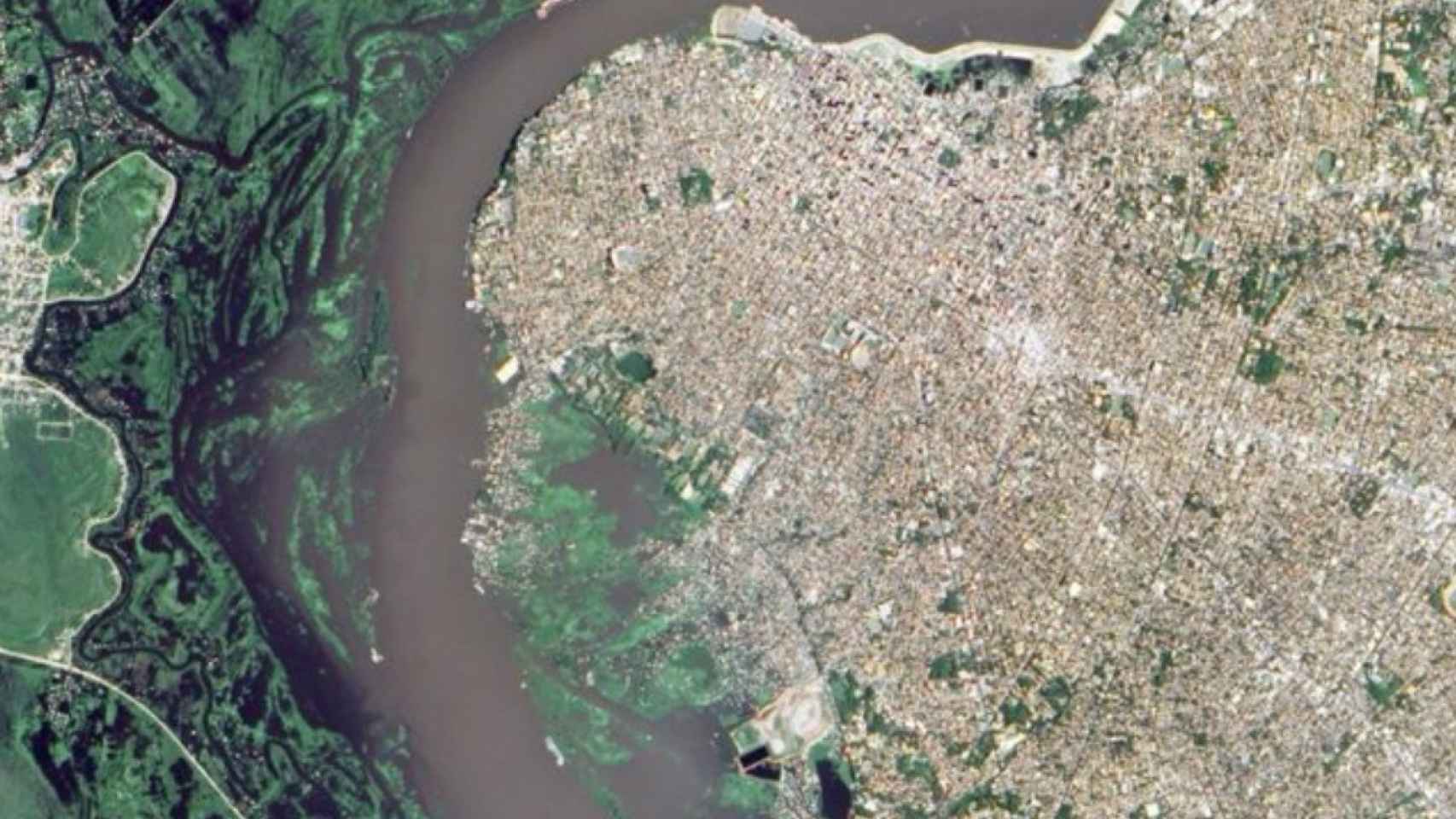 Inundación en la capital de Paraguay, Asunción, por el rio Paraguay