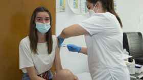 Vacunación de una estudiante en la Universidad de Alicante.