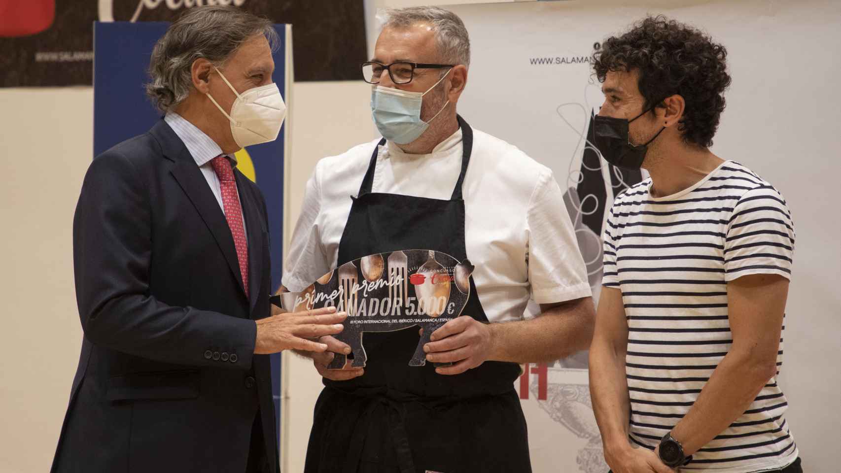 Final del tercer Concurso Internacional de Cocina con Ibérico. En la imagen, Ferrán Pols ganador del primer, recibe el premio de manos del alcalde de Salamanca y del presidente del jurado, Eneko Atxa
