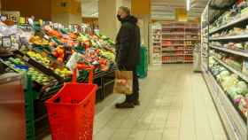 Un hombre mirando fruta en un supermercado
