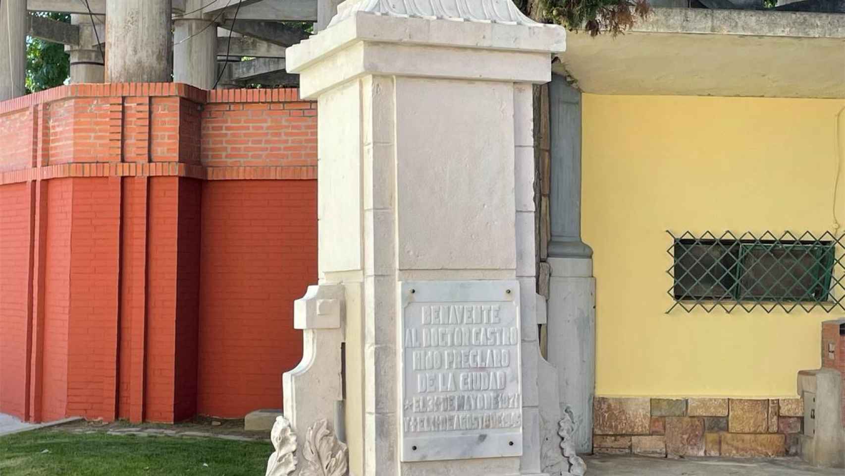 Busto del doctor Castro en los paseos de la Mota en Benavente