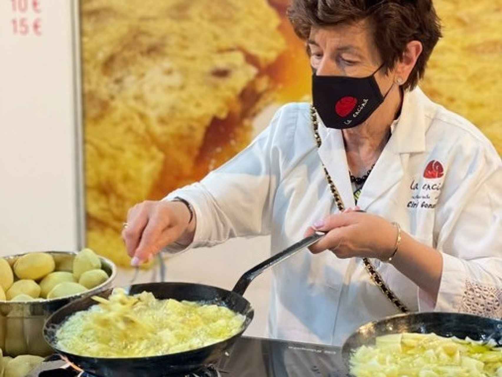 La palentina Ciri González haciendo su famosa tortilla
