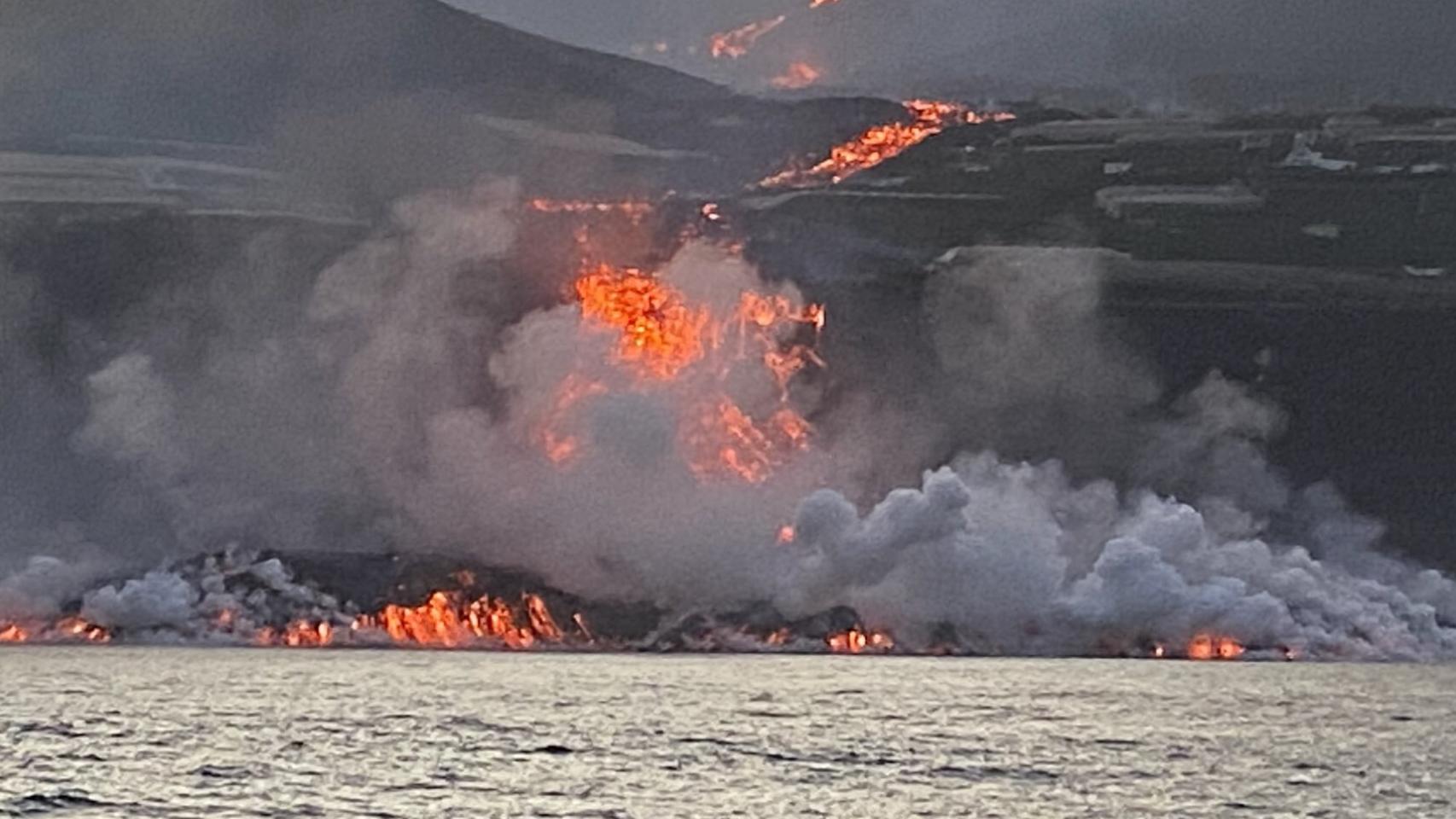 La pirámide de lava está formando un delta sobre el mar. Instituto Español de Oceanografía.