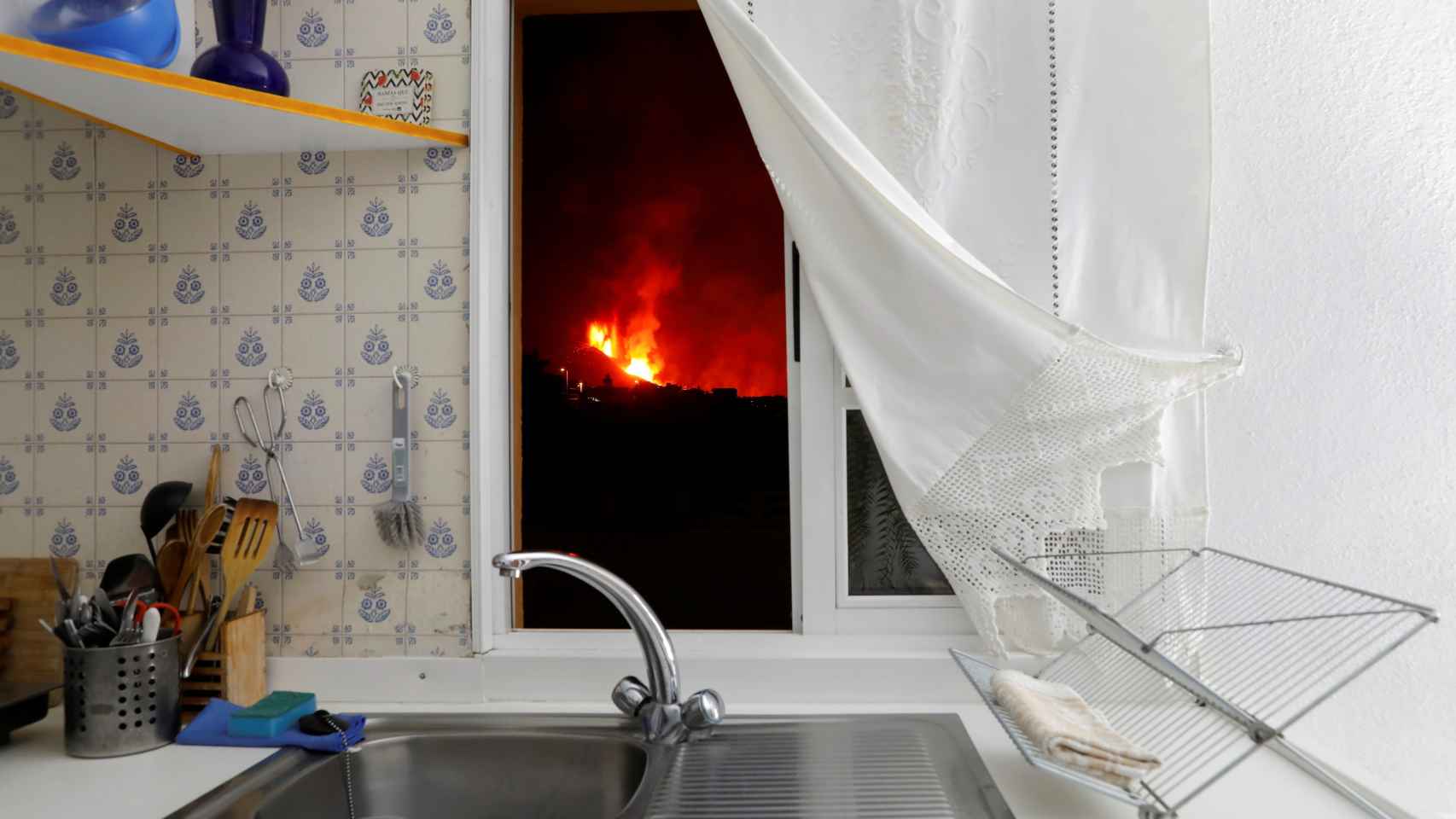 La lava vista desde la ventana de una cocina.