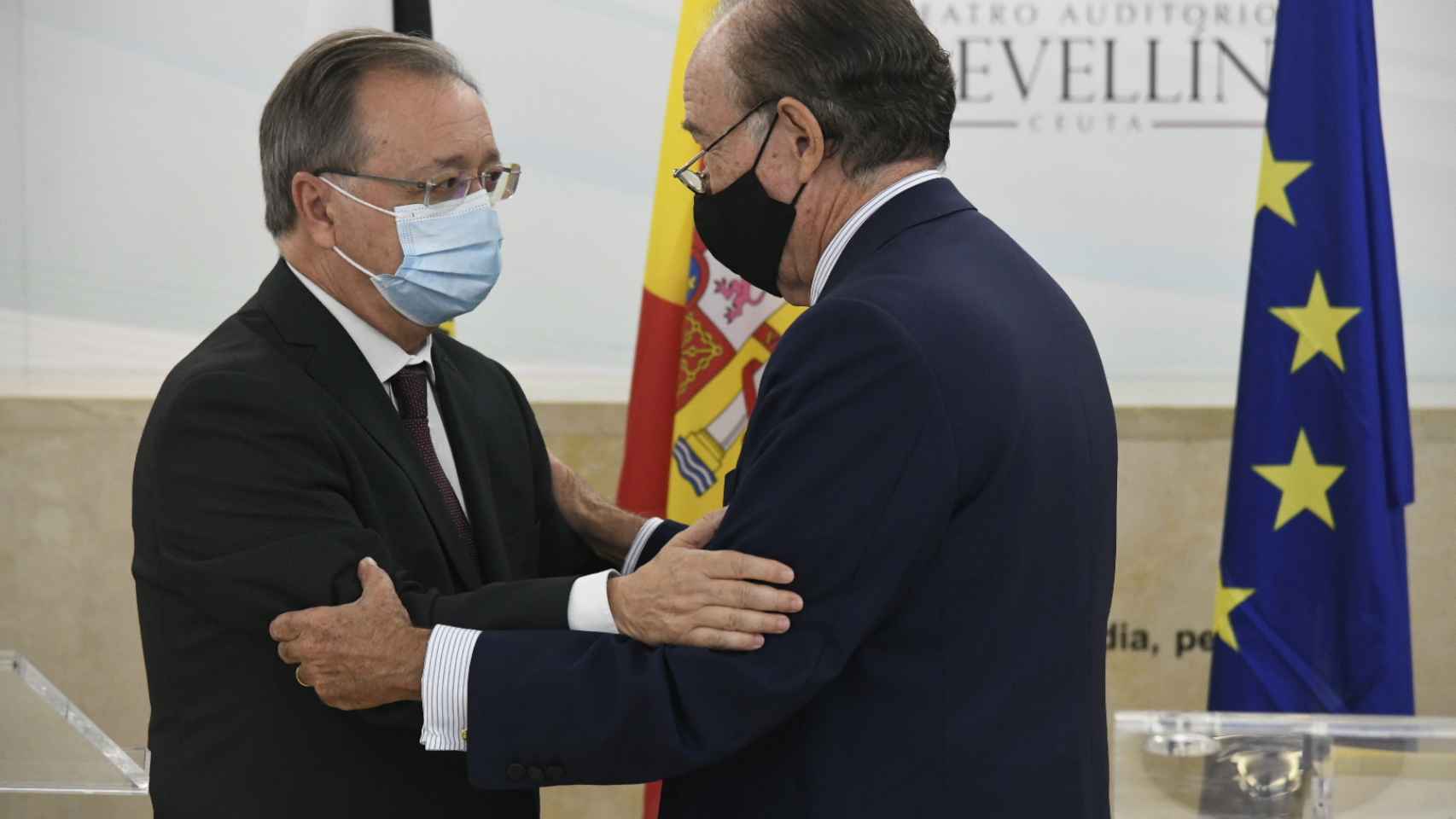 Juan Jesús Vivas y Gregorio Marañón tras la firma del convenio.