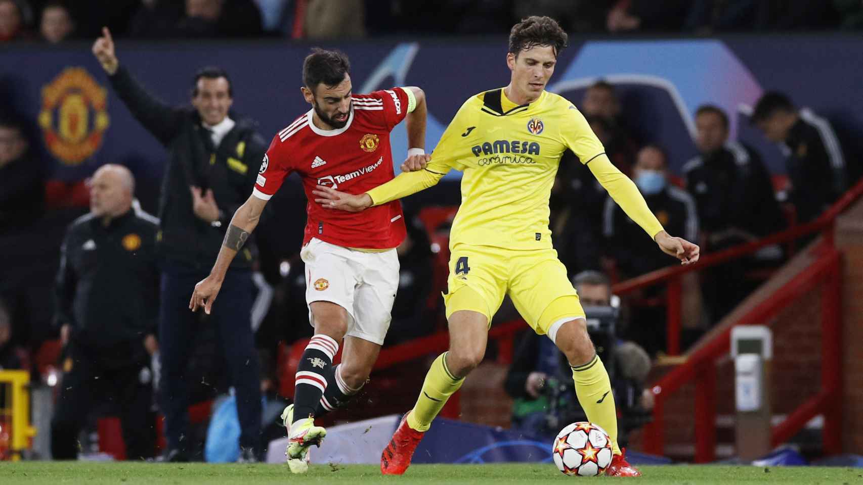 Bruno Fernandes y Pau Torres, en acción durante el Manchester United - Villarreal de la Champions League 2021/2022