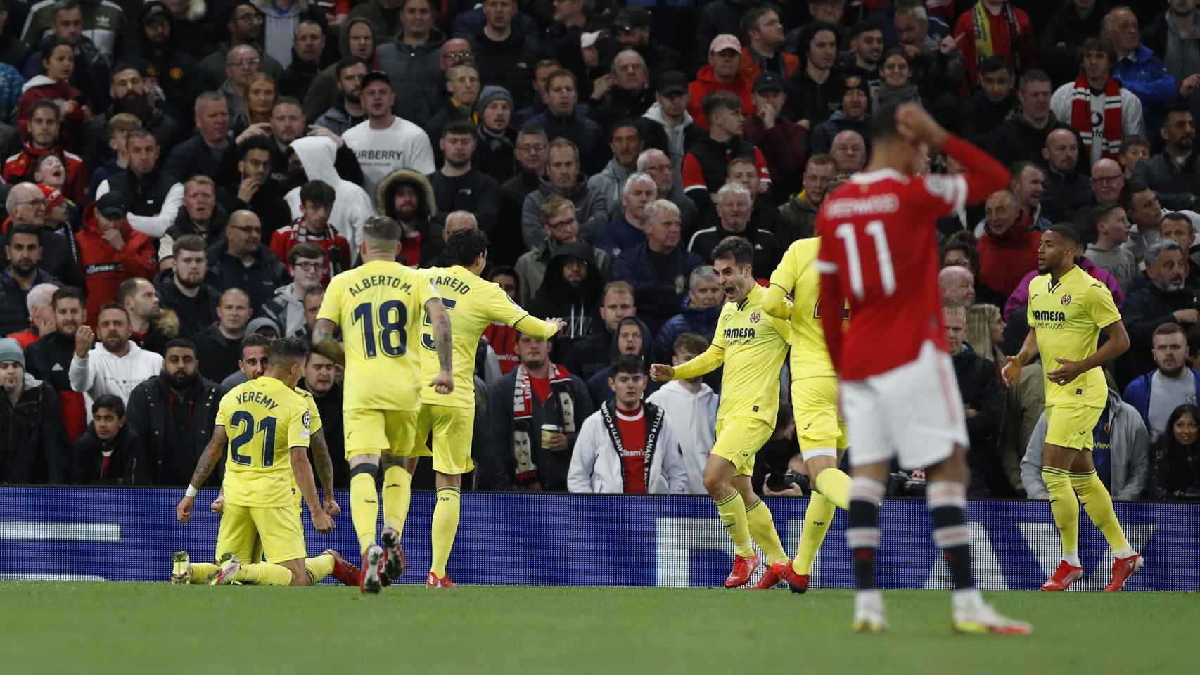 Los jugadores del Villarreal celebran el gol de Alcácer ante el United