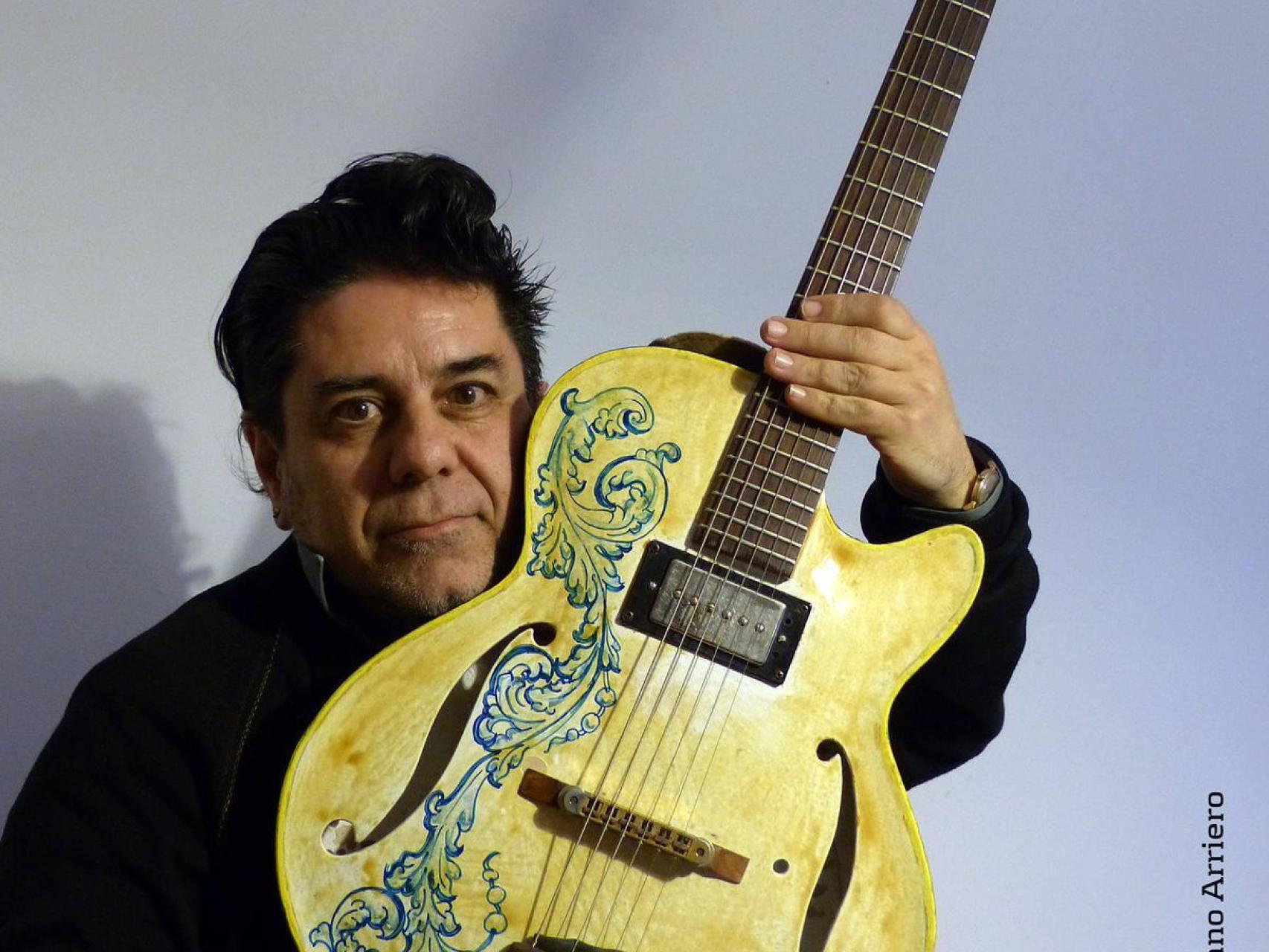 Luis 'Lobo Negro' junto a su preciada guitarra de cerámica talaverana.