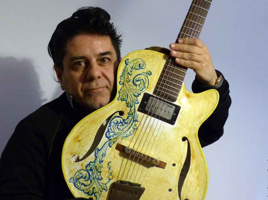 Luis 'Lobo Negro' junto a su preciada guitarra de cerámica talaverana.