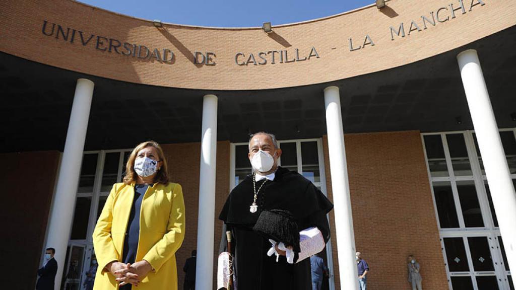 La consejera Rosa Ana Rodríguez y el rector Julián Garde. Foto: UCLM.