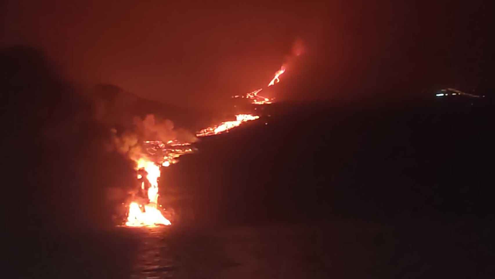 En imágenes: la lava del volcán de La Palma llega al mar