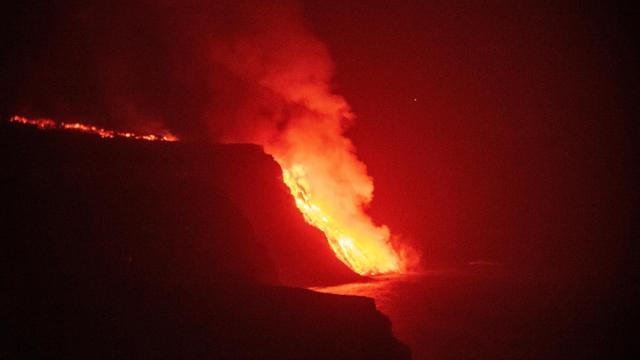 La lava del Cumbre Vieja llega al mar. Efe