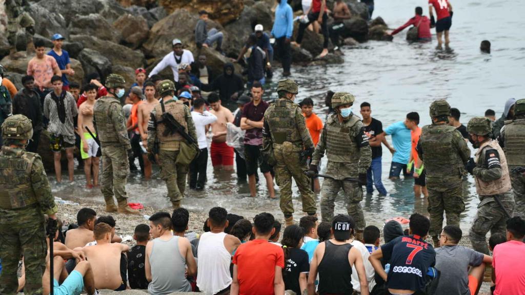 Militares españoles vigilan durante las devoluciones en caliente de los migrantes que han entrado en Ceuta.