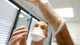 Un enfermero de Canarias se prepara para administrar una vacuna contra el coronavirus.