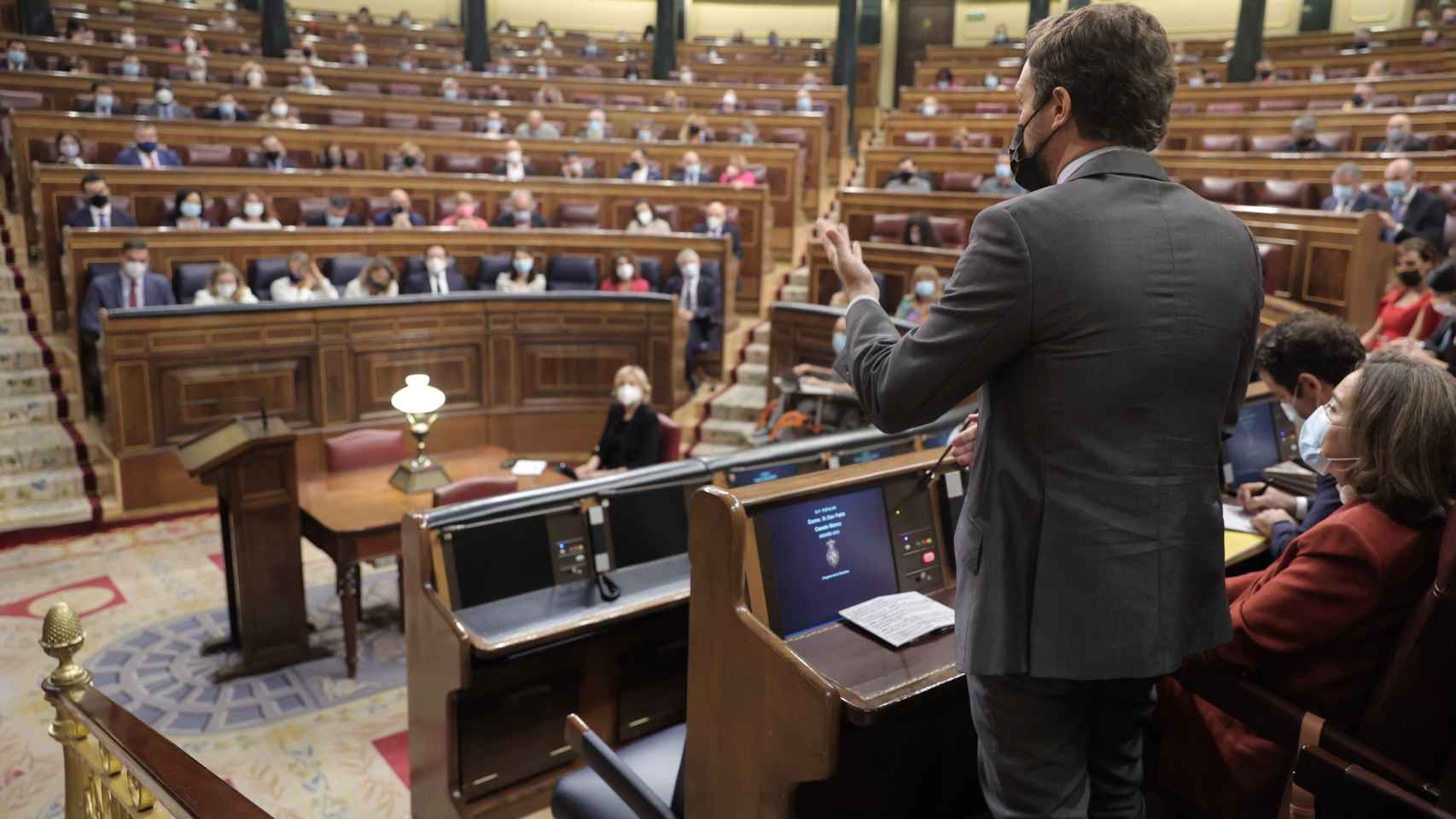 Pablo Casado pregunta a Pedro Sánchez durante la sesión de control al Gobierno en el Congreso.