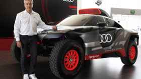 Carlos Sainz junto al Audi RS Q E-Tron.