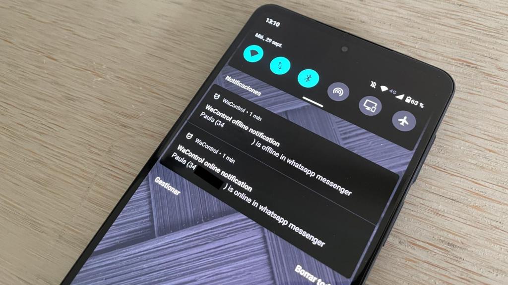 La app envía notificaciones cada vez que un contacto se conecta o desconecta.