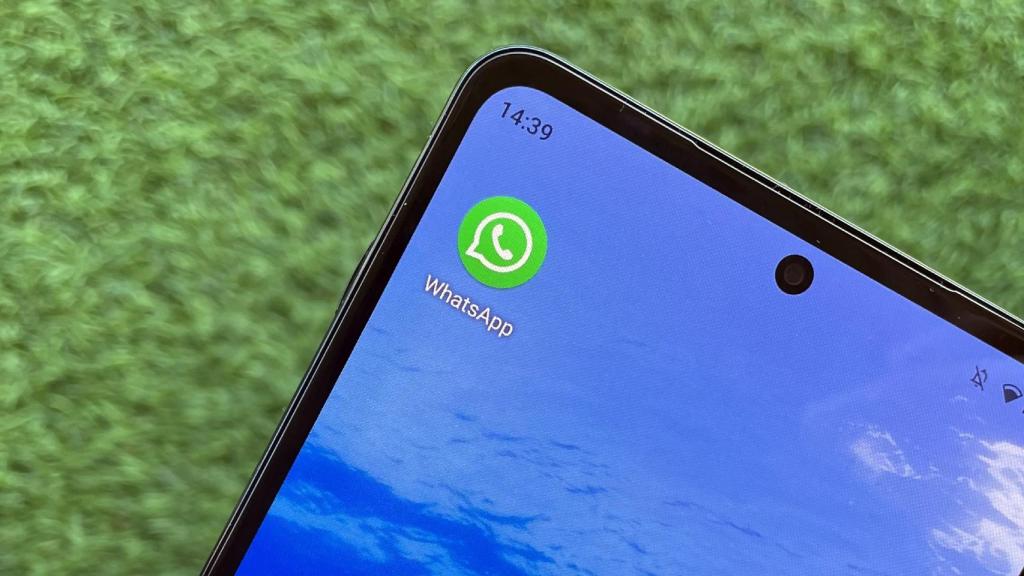 WhatsApp en la pantalla de inicio de un smartphone.