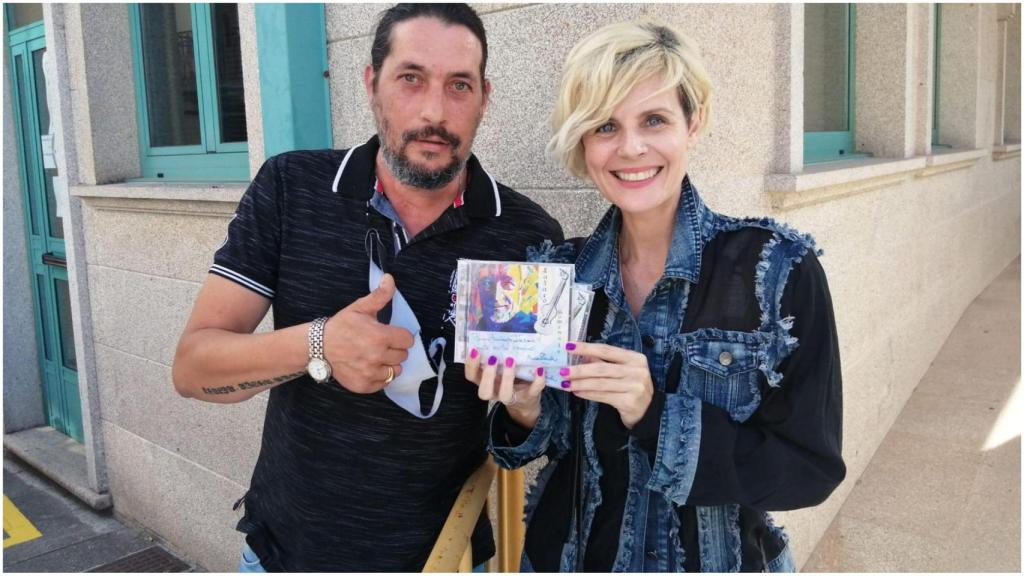 Lázaro entrega el disco a la hija de Juan Pardo.